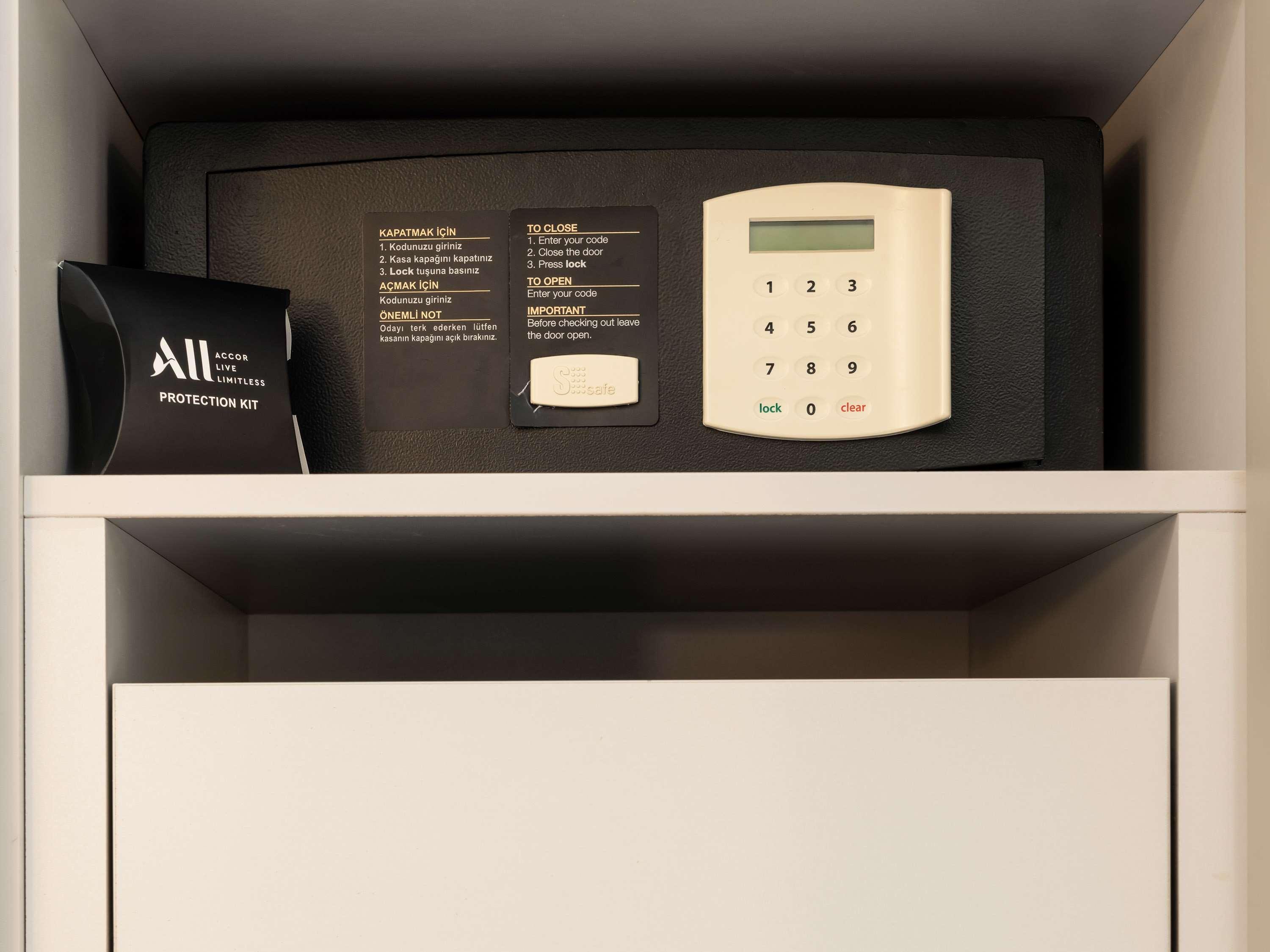 工匠伊斯坦布尔美憬阁酒店 外观 照片 A safe in a hotel room