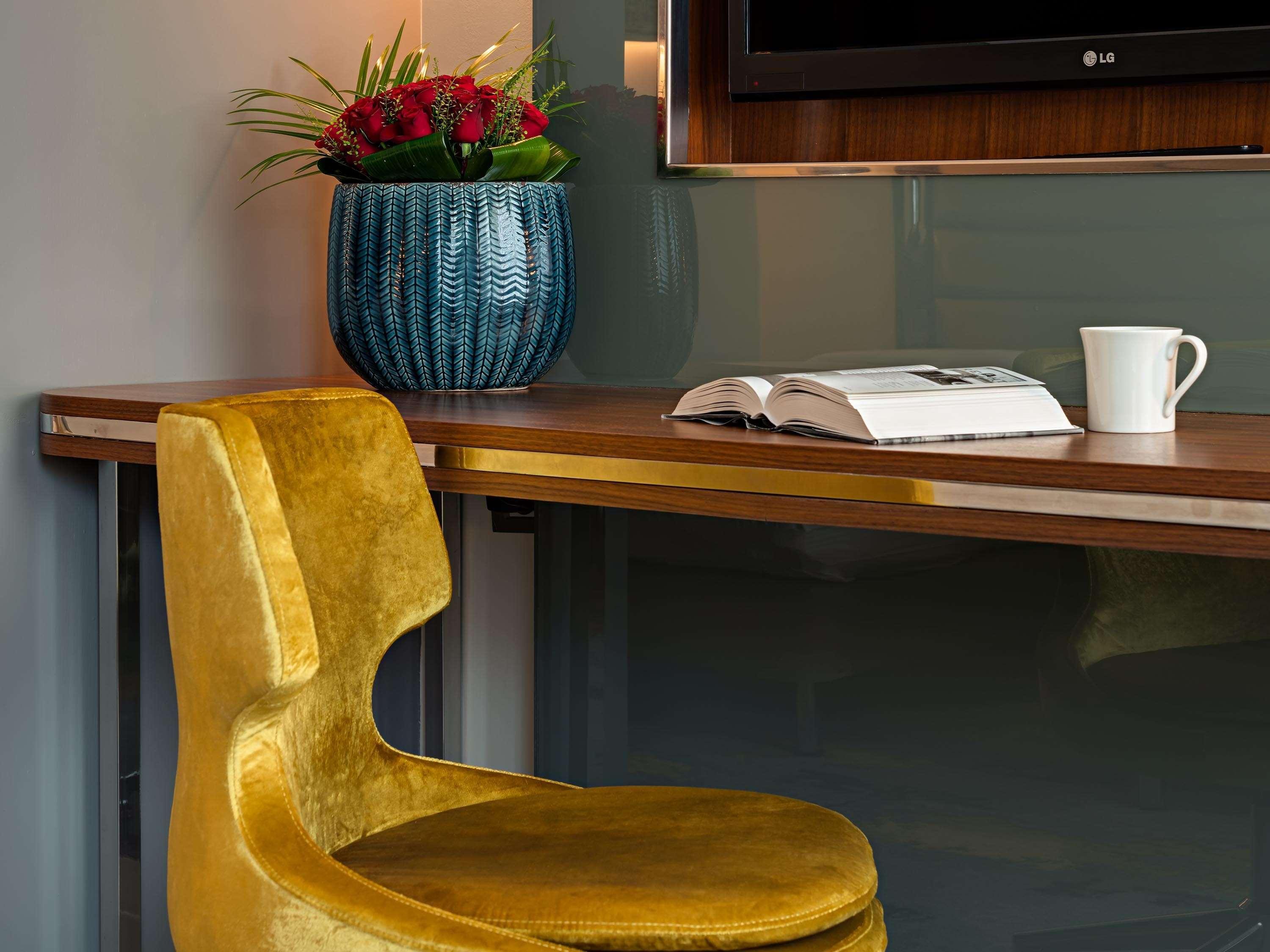 工匠伊斯坦布尔美憬阁酒店 外观 照片 A chair upholstered in velvet